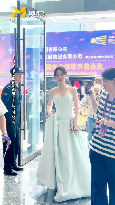 蒋梦婕隔着屏幕向你款款走来，女神范儿十足~她现身后台，期待她的亮相！
