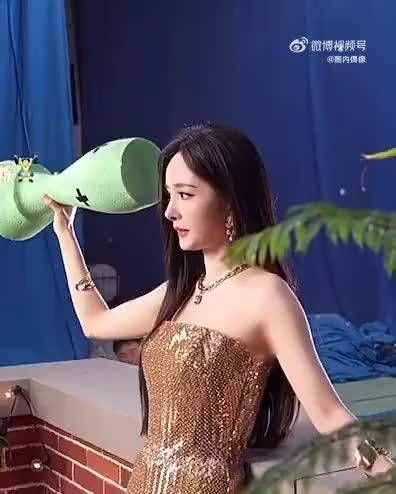 杨幂片场间隙拉伸塑形,自律保持颜值身材