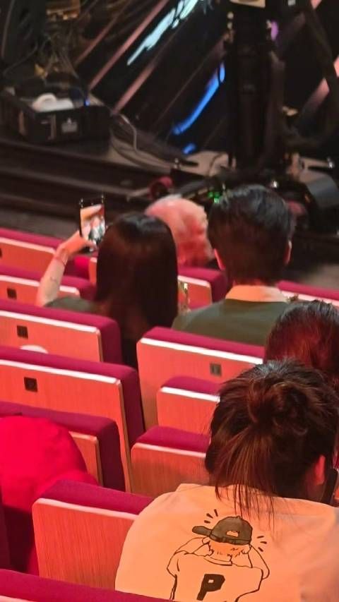 给阿嬷的情书主演捧奖杯自拍