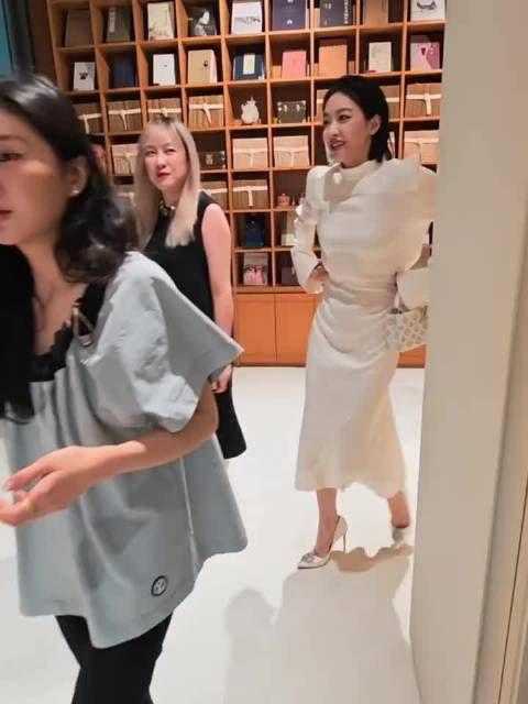 宋茜杭州LV活动湿发背头造型亮相，露背装展优越体态