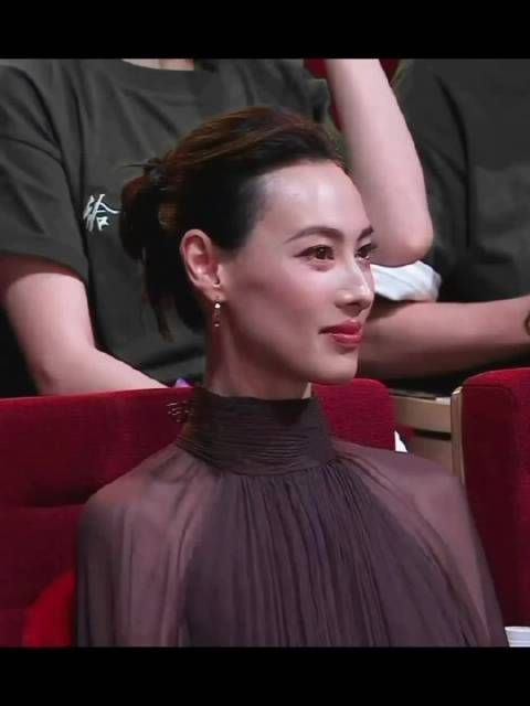 梁洛施好美啊…网友说这是顶级骨相 “皮贴骨，耳高于眉，女生男相”