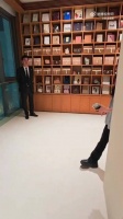 宋茜杭州LV活动湿发背头造型亮相，大露背设计展优越身材