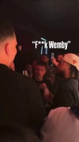 布伦森在夜店的和众人喊的祝酒词是:“F**k Wemby”