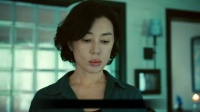 刑警在办案时忽然发现，死者明明是一名单身女性，可卫生间却放着一把刮胡刀
