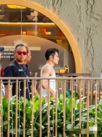 郭富城街头偶遇 一件背心一身紧致肌肉 做外公的年纪像40多岁的壮年