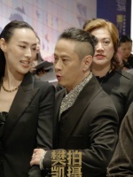 从细节就能见真爱，梁洛施和马浴柯相互谦让，令人羡慕的爱情！