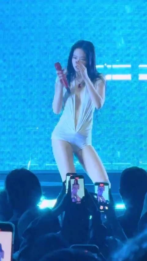 jennie 最新舞台造型被热议了，这个女团都在想复制lisa的路线吗？