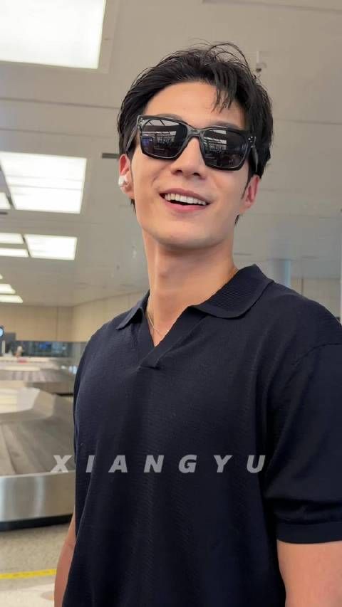 说自己是吃杨梅吃瘦的之后发出了得意的微笑