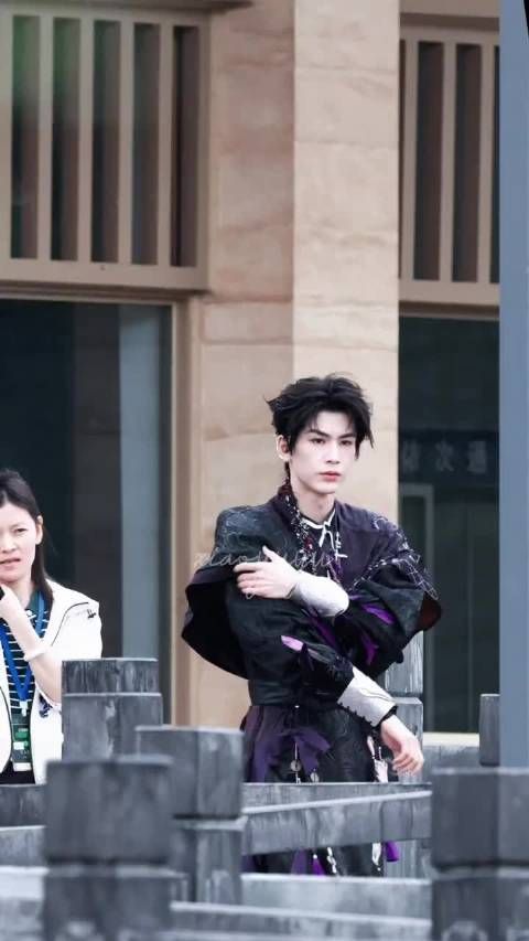 张凌赫苗疆少年造型亮相，紫色韵味十足