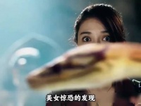 美女惊恐的发现一条30米长的巨蟒正朝自己的男友扑来