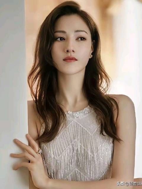 娜然年轻貌美精通三语获霍启山青睐