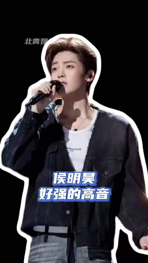侯明昊唱到动情处眼眸泛红