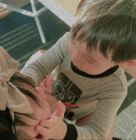 余文乐老婆晒儿女暖心日常 哥哥捧妹妹脸肉嘟嘟超可爱