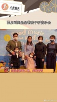 霍启刚郭晶晶带孩子听音乐会,霍启刚夫妇打扮休闲……