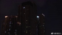 空姐忘带钥匙，想从男邻居家跳过去，不料一开门傻眼了