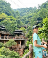 蔡少芬穿居家服爬山，素颜蜡黄人干瘦，引起网友热议