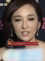 吴佩慈被拍到带子女逛街,她打扮休闲,素颜出街