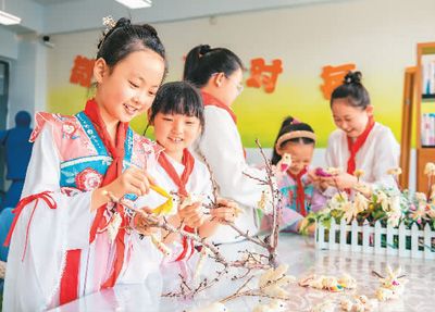 4月1日,内蒙古自治区呼和浩特市玉泉区通顺街小学的学生学习制作当地清明时节的特色面塑“寒燕”。 丁根厚摄(人民视觉)