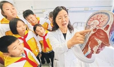 3月20日,河北省秦皇岛市海港医院睡眠障碍科医生为海港区外语实验学校学生讲解脑科学与睡眠知识。 曹建雄摄(人民图片)