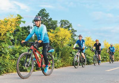 近日,一群运动爱好者在湖南省永州市东安县乡村骑行,锻炼身体的同时畅享美好时光。 蔡小平摄(人民视觉)