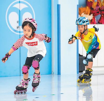 日前,江苏省南通市通州区金新街道一轮滑培训机构内,小朋友在练习轮滑,感受运动带来的乐趣。 翟慧勇摄(人民视觉)