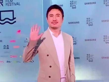 沈腾现身海浪电影周,一身休闲西装步伐轻盈,帅气十足