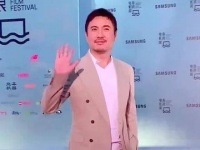 沈腾现身海浪电影周,一身休闲西装步伐轻盈,帅气十足