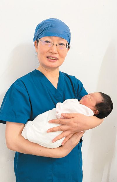 2021年8月31日，中国首例卵巢组织冻存移植婴儿在北京妇产医院诞生，图为阮祥燕怀抱这名新生儿。 （北京妇产医院供图）