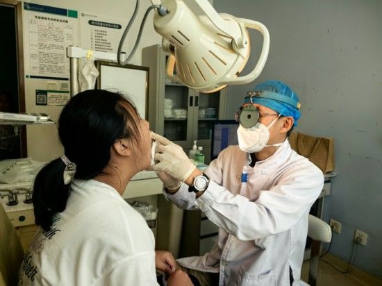 耳鼻咽喉科医生正在检查一位过敏性鼻炎患者的鼻腔。(受访单位供图)