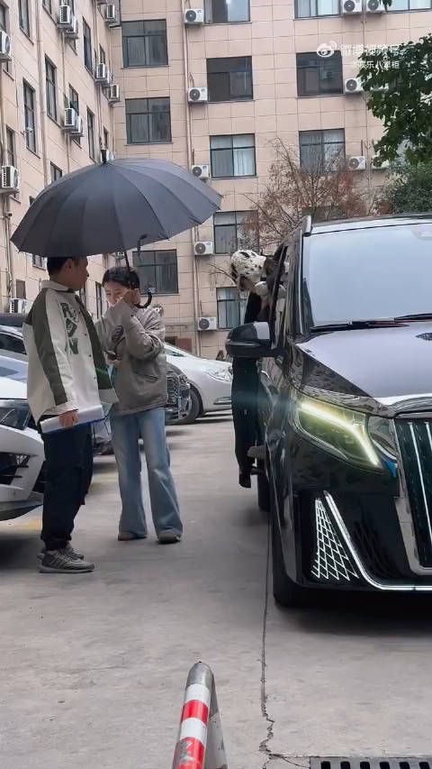 周雨彤在争议风波后首次露面,身穿休闲装,戴着帽子,脸上还贴着面膜…