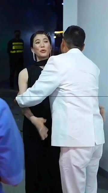携手现身活动,发哥以一身休闲装扮登场,如今少了昔日的霸气…
