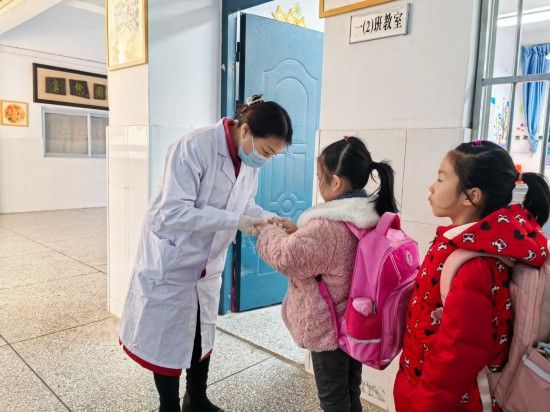 图为在广西南宁市沛鸿小学各班门前，学生有序排队晨检。新华社记者黄凯莹 摄