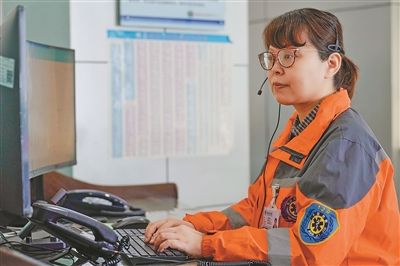 李如涛在福建省急救中心120调度中心处理调度信息。 许陈玉摄（人民视觉）