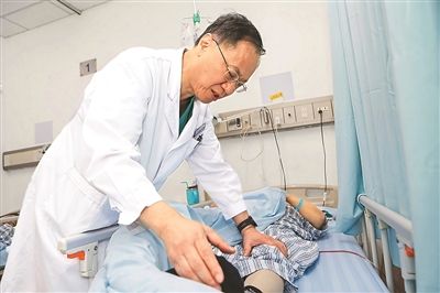 图为鲁世保在检查患者情况。 宣武医院供图