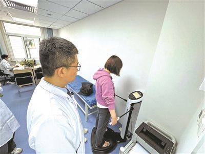 廉东波为患者开展人体成分分析
