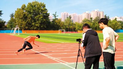  2024年10月16日，田文博（右二）采集运动员运动数据。