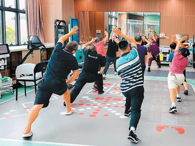 2024年9月3日，深圳南山慢病院，运动康复师王千武（面对镜头者）正在指导慢病患者科学锻炼。