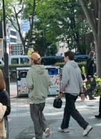 网友东京街头偶遇鹿晗，休闲装扮状态佳
