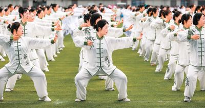 4月26日，湖北省襄阳市樊城区教职工正在练习传统运动项目八段锦。聂志鹏摄（人民视觉）