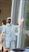 龚俊穿蓝色休闲装赴上海品牌活动，三步一回头与粉丝挥手