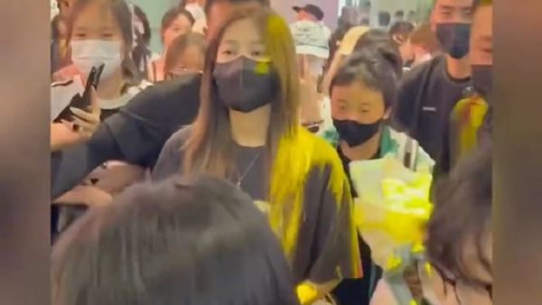 袁一琦上海出发路透,素颜休闲穿搭现身