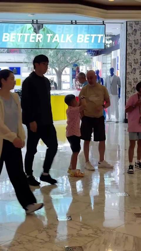 孙颖莎何卓佳赛后休闲逛街,莎莎黑短裤白外套亮相