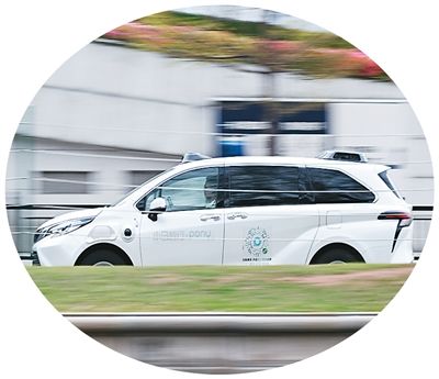 行驶在广东省广州市街头的出租车。 新华社记者 邓 华摄