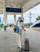 宋佳高铁站休闲装随拍 俏皮远眺灵动满分