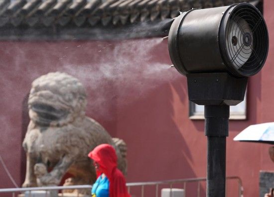 沈阳故宫入口处安装了冷雾降温风扇，为游客送上清凉。新华社记者 李钢 摄