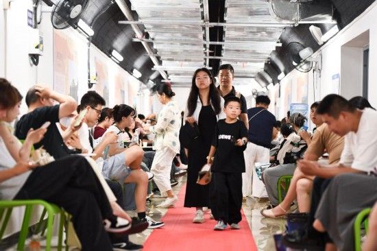 人们在南京北极岩人防工程避暑纳凉。新华社发（杨素平 摄）