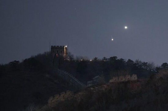 2023年3月2日，在北京怀柔区水长城拍摄的金（右上）木（左下）极近。（周博 摄）