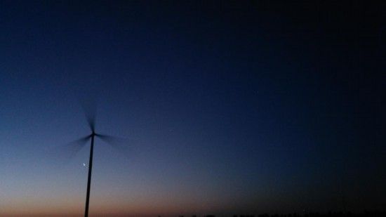 2022年5月1日，在天津宝坻区八门城镇郊外拍摄的金（右下）木（左上）极近。（马强 摄）