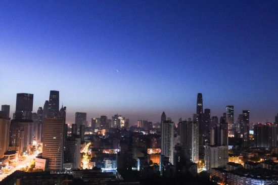 2022年5月1日，在天津南开区拍摄的金（右下）木（左上）极近。（杨婧 摄）