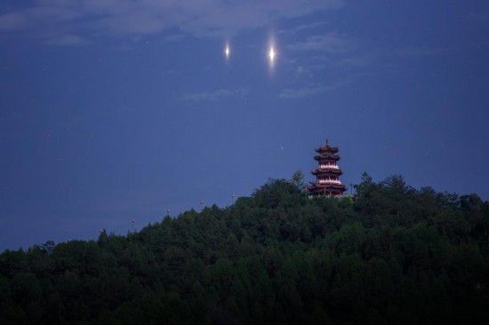 2025年8月12日凌晨，在甘肃省陇南市拍摄的木星（左）和金星（右）。（鲁罡摄，星联CSVA供图）